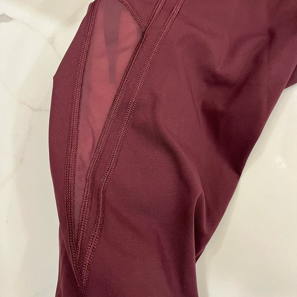 EUC Lululemon crop leggings with mesh detail - Picture 3 of 10
